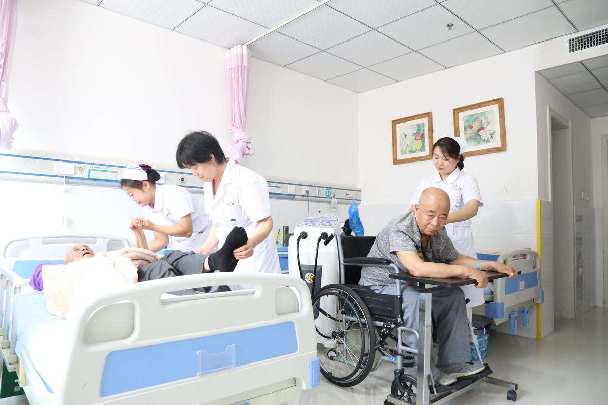 为患者做康复.jpg