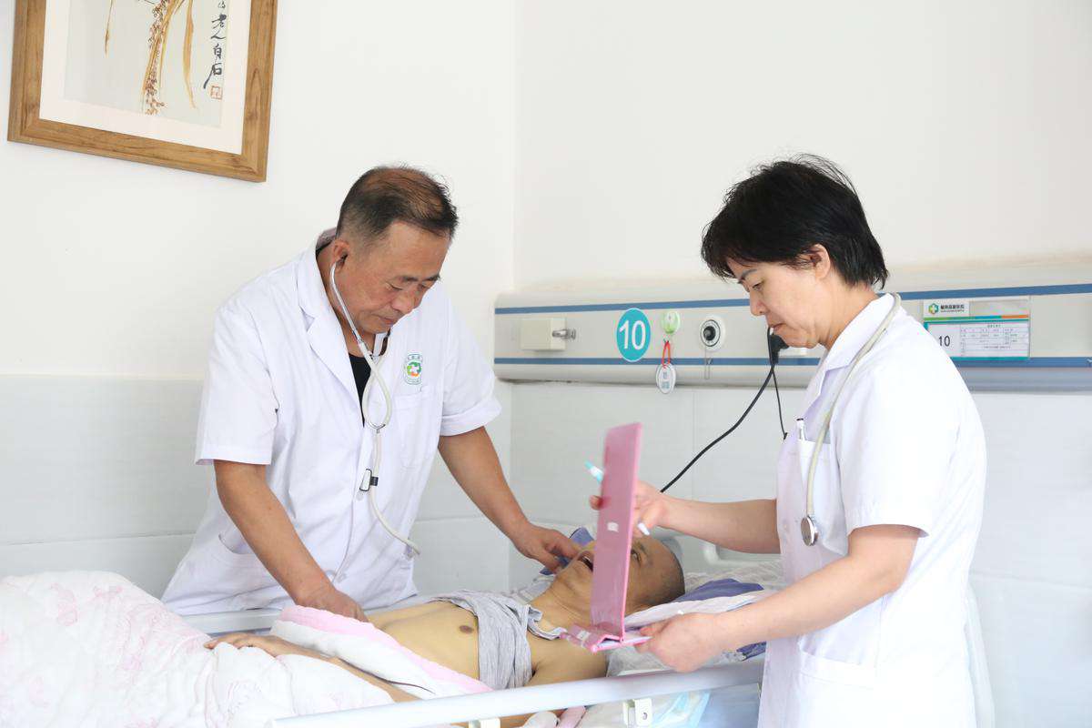文志强主任查房.JPG